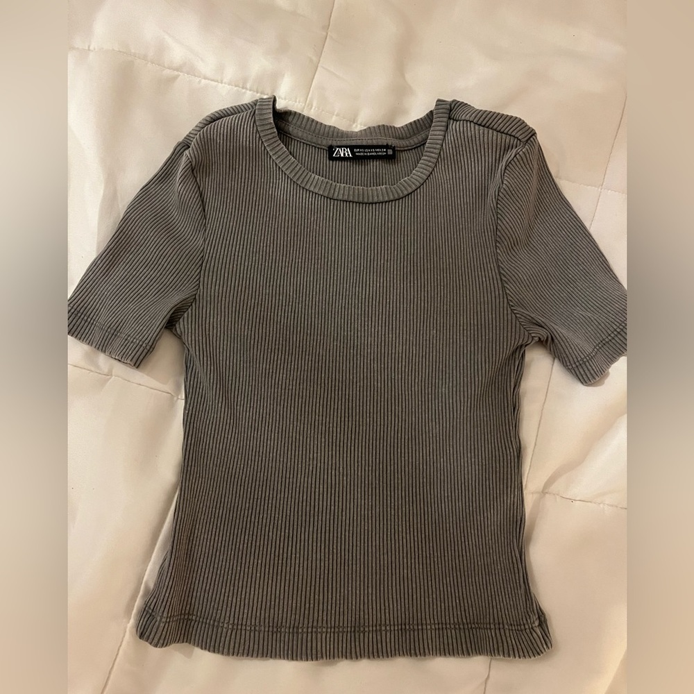 Zara Women’s Gray Ribbed Tee